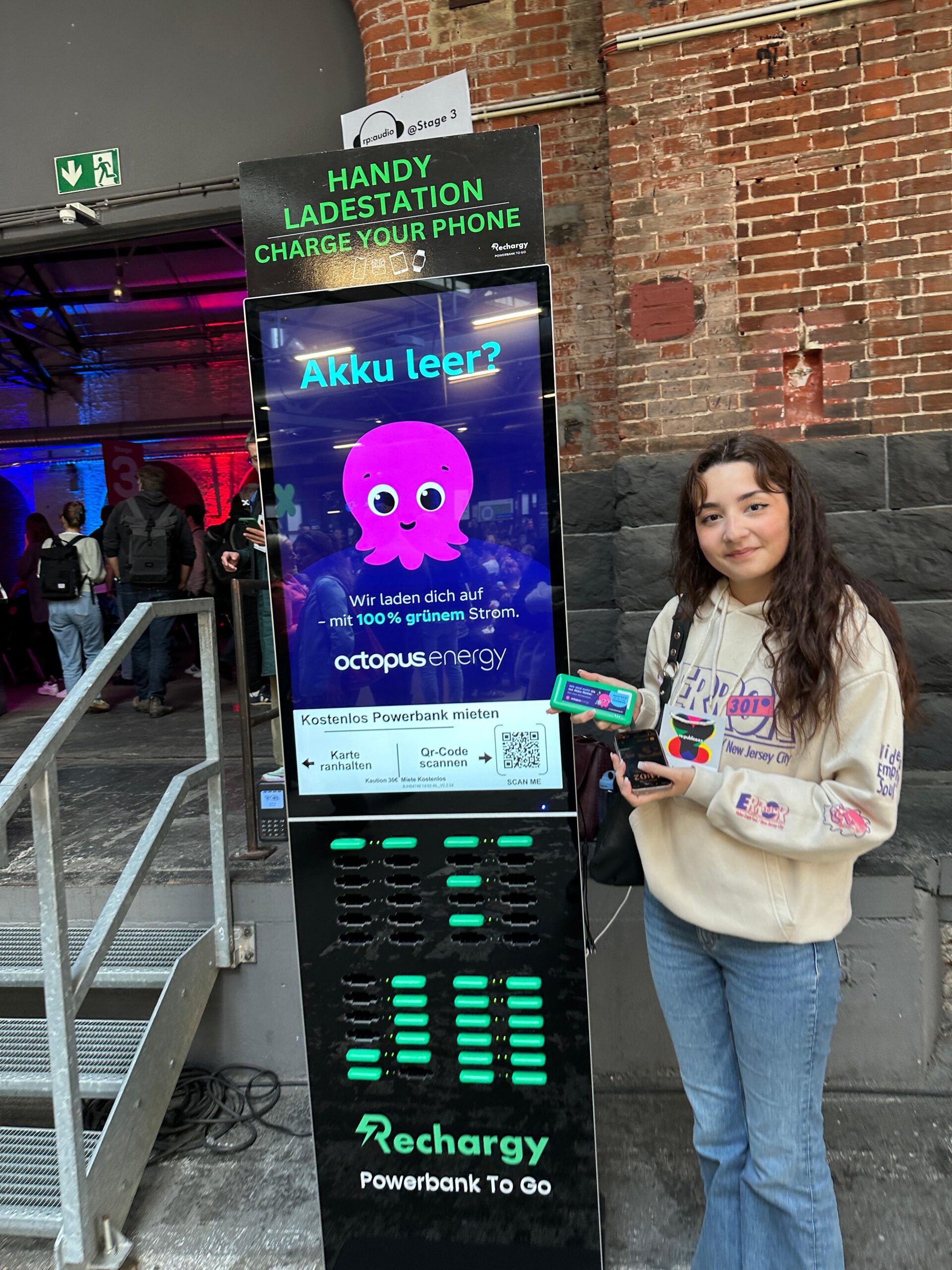 DOOH Werbung auf Powerbankstation Bildschirmen. Festivalwerbung und Eventbranding möglich.