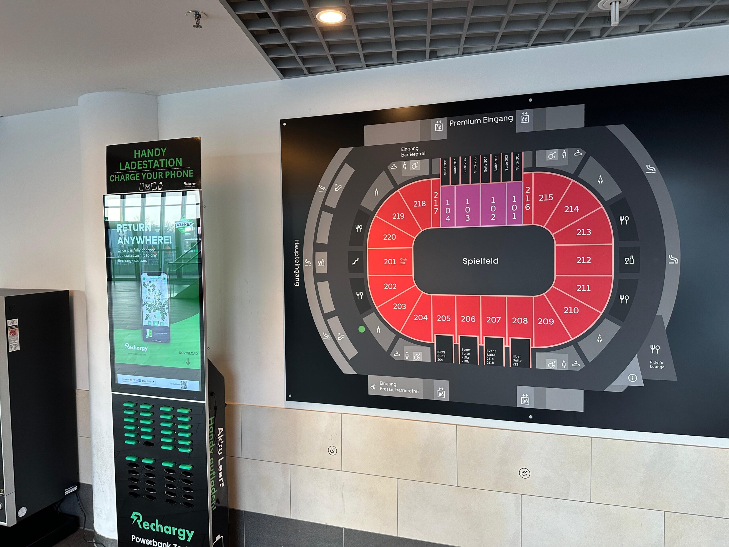 Rechargy Powerbank-Station mit DOOH-Screen in der Uber Arena Berlin