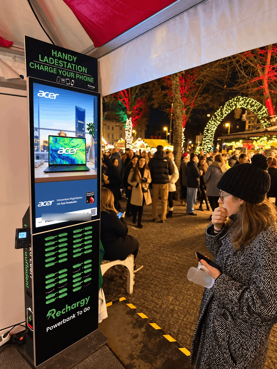 Rechargy Station mit Acer Werbung auf dem Weihnachtsmarkt bei Nacht
