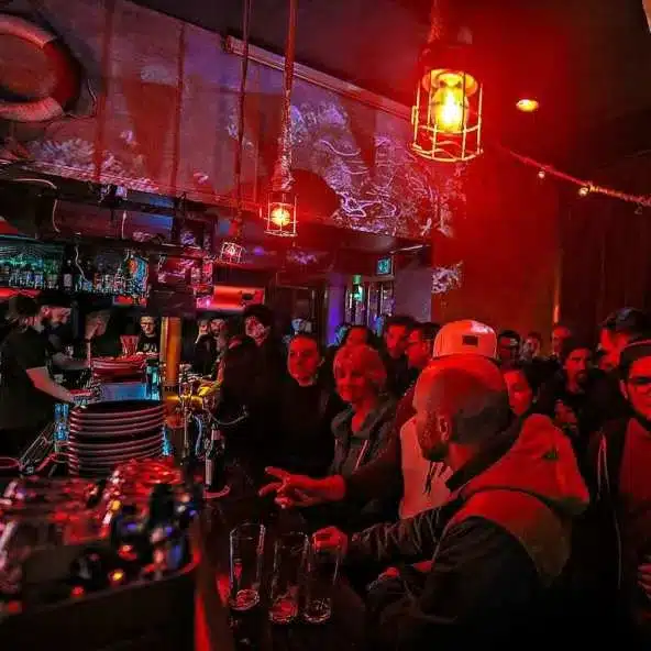 Gäste in einer Bar bei Nacht – Powerbank mieten im Nachtleben