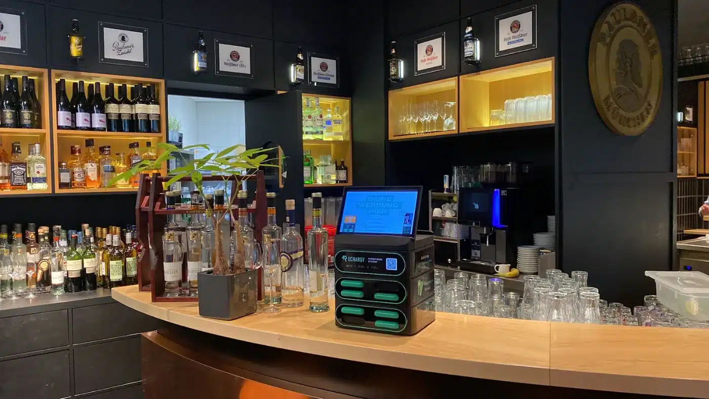 Rechargy Powerbank-Station an der Theke einer Bar