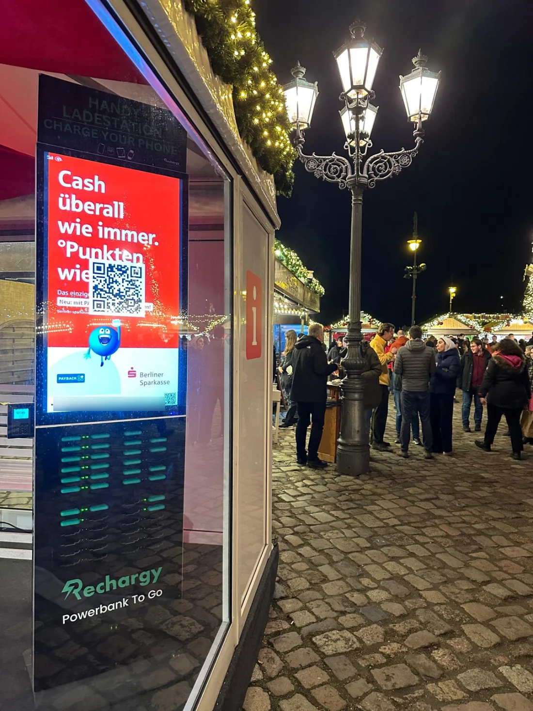 Berliner Sparkasse Werbung an einer Rechargy Station neben einer Laterne