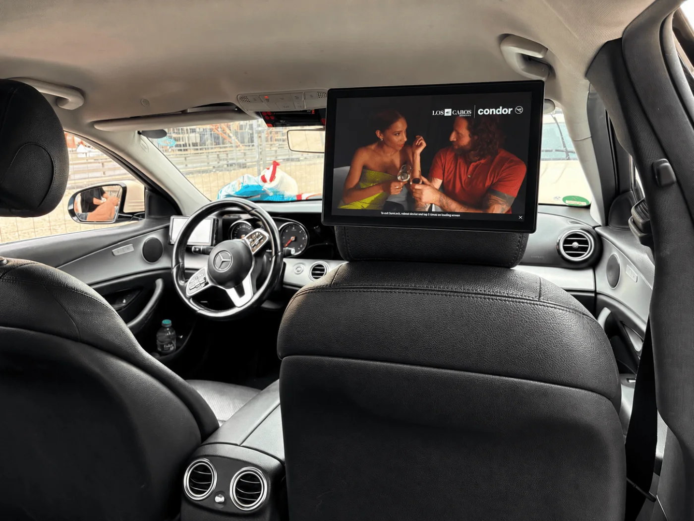 In-Car-Screen im Taxi-Innenraum mit Werbung