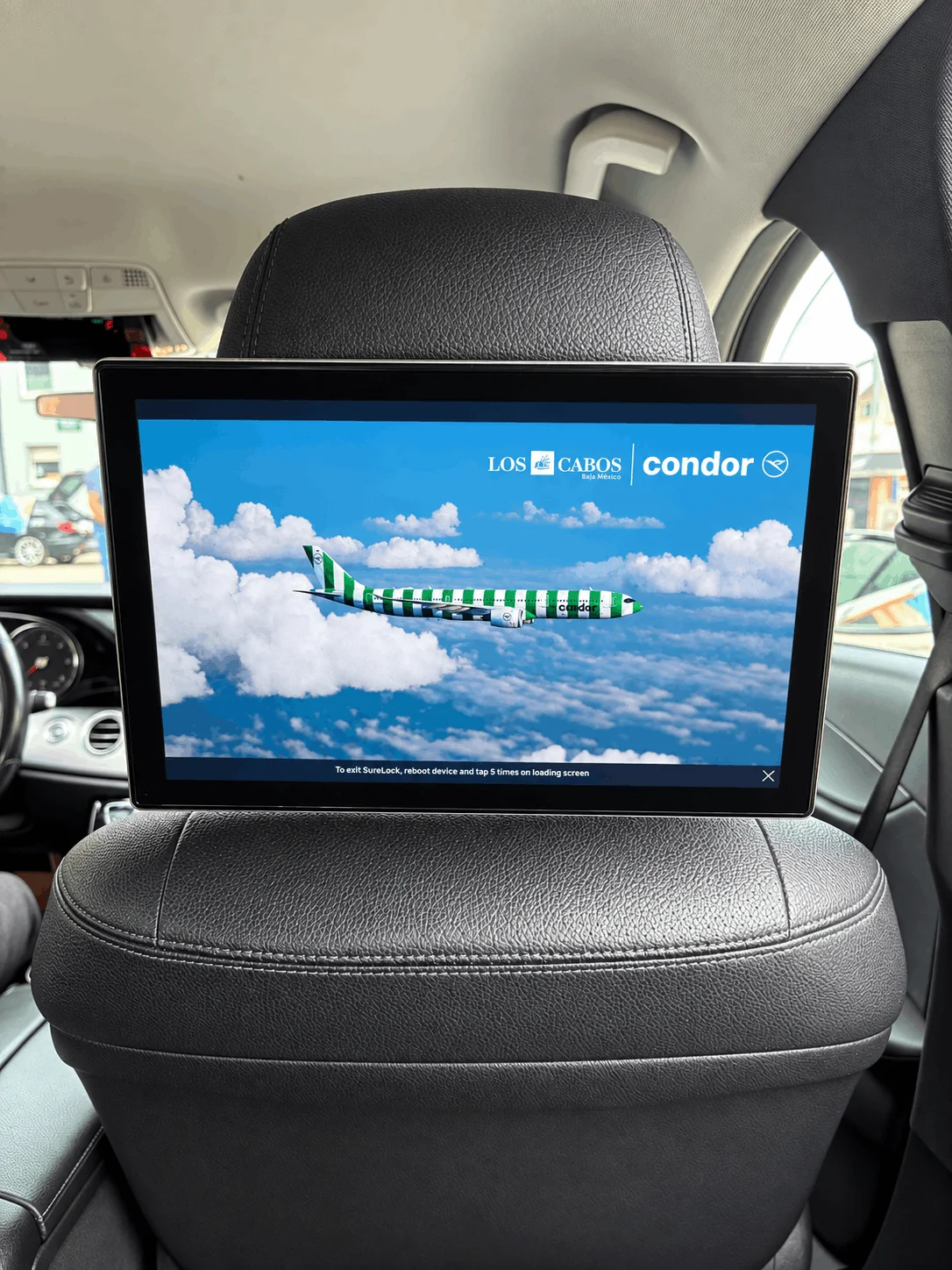 Condor Werbespot auf dem Rechargy Taxi-Screen an der Kopfstütze