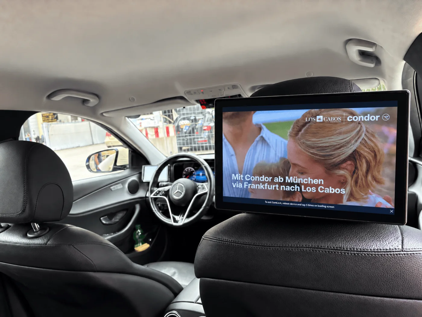 In-Car-Screen an der Kopfstütze im Taxi in München