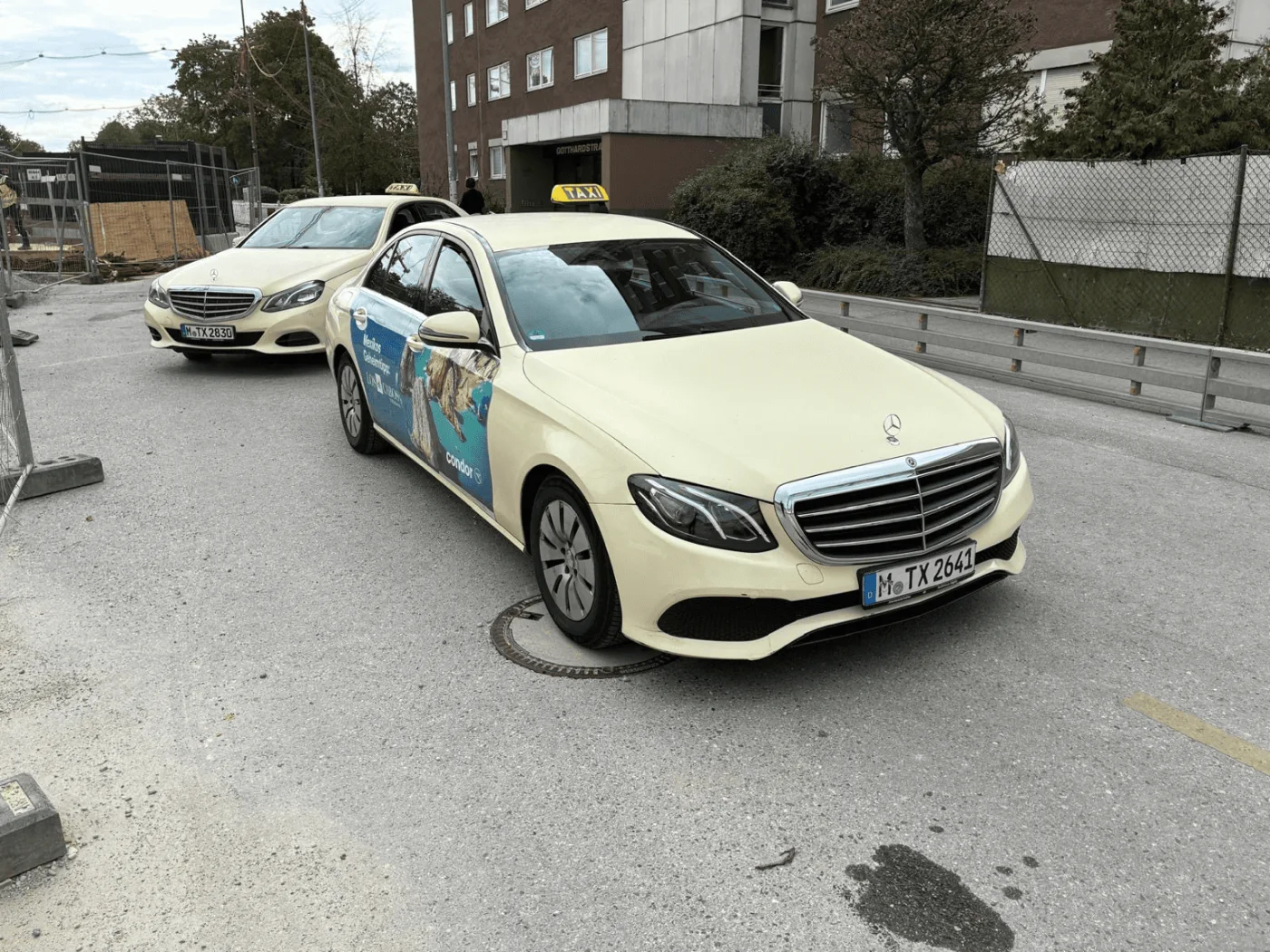 Condor gebrandetes Taxi von vorne