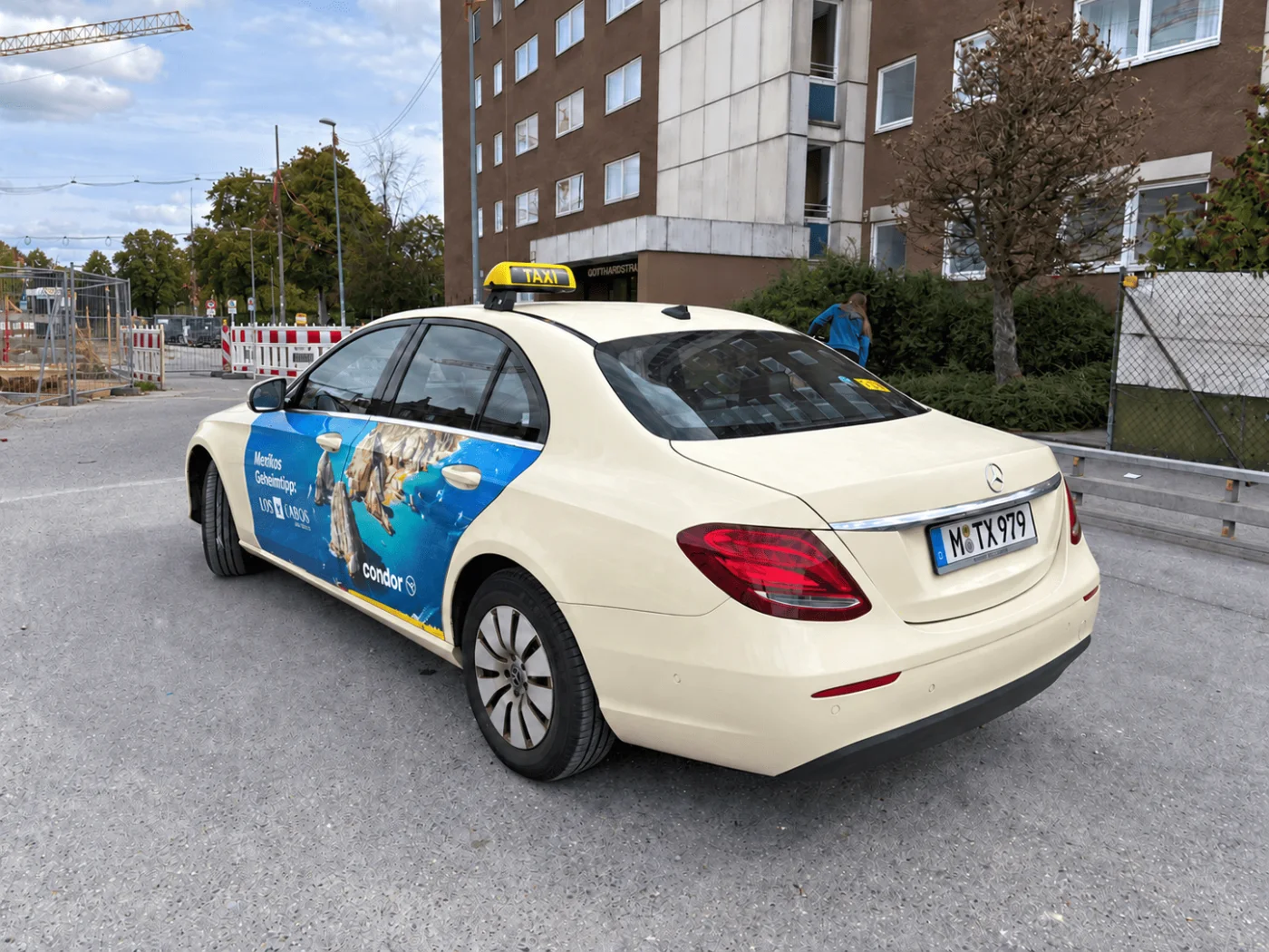 Condor gebrandetes Taxi von hinten