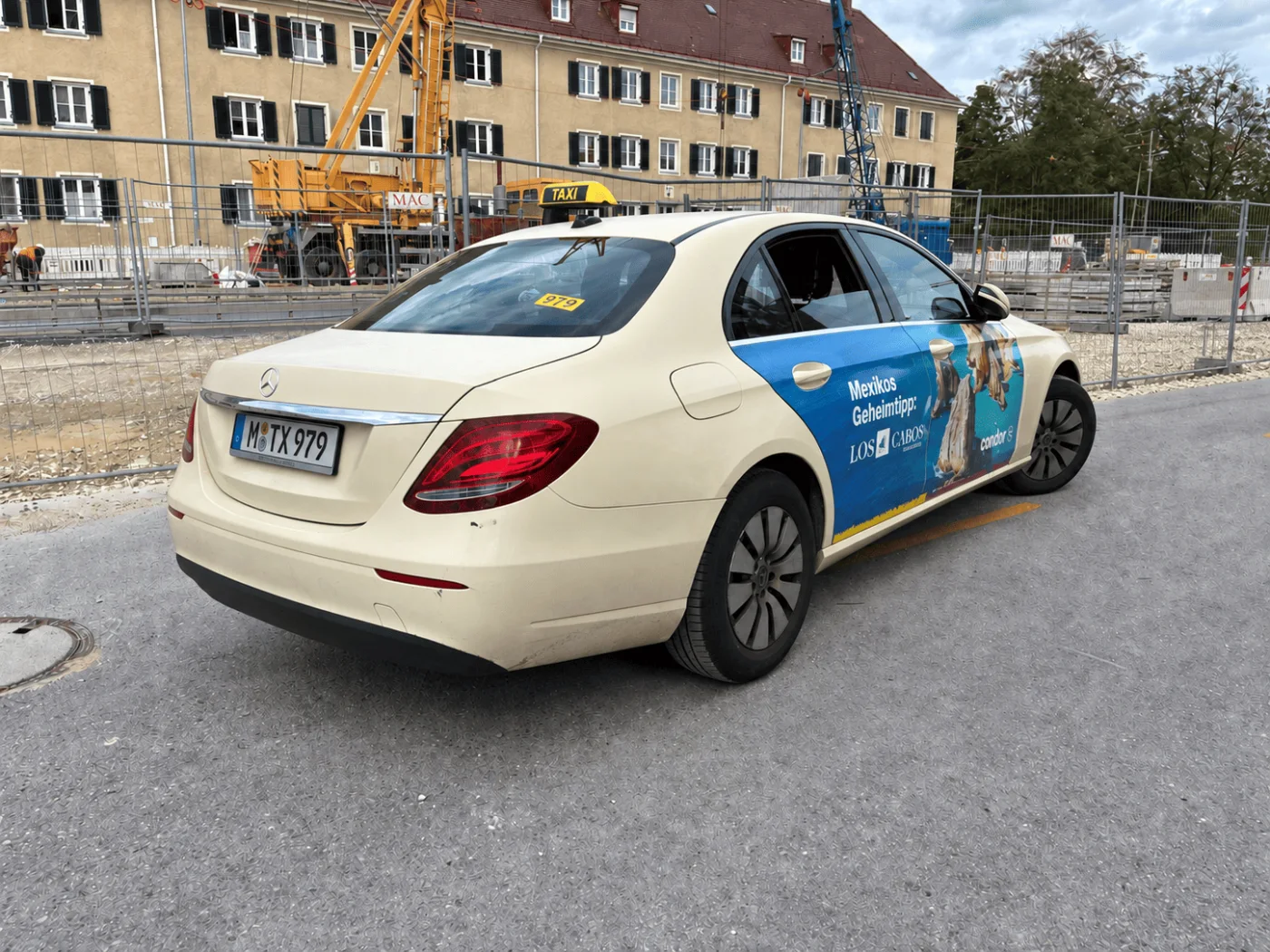 Condor gebrandetes Taxi von der Seite