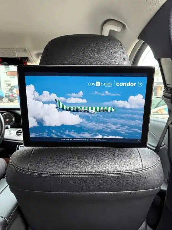 Condor Werbung auf einem Rechargy Taxi-Screen an der Kopfstütze