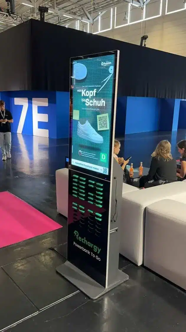 Deichmann gebrandete Rechargy Powerbank-Station auf einer Messe