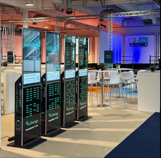 Mehrere Rechargy Powerbank-Stationen in einer Eventhalle
