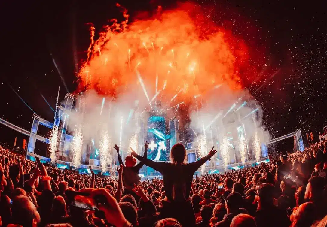 Festivalpublikum vor der Bühne – Powerbank mieten auf Festivals