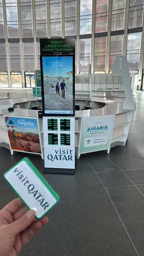 Visit Qatar gebrandete Powerbank vor einer Rechargy Station