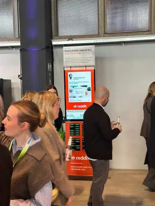 Besucher an einer Reddit gebrandeten Rechargy Powerbank-Station