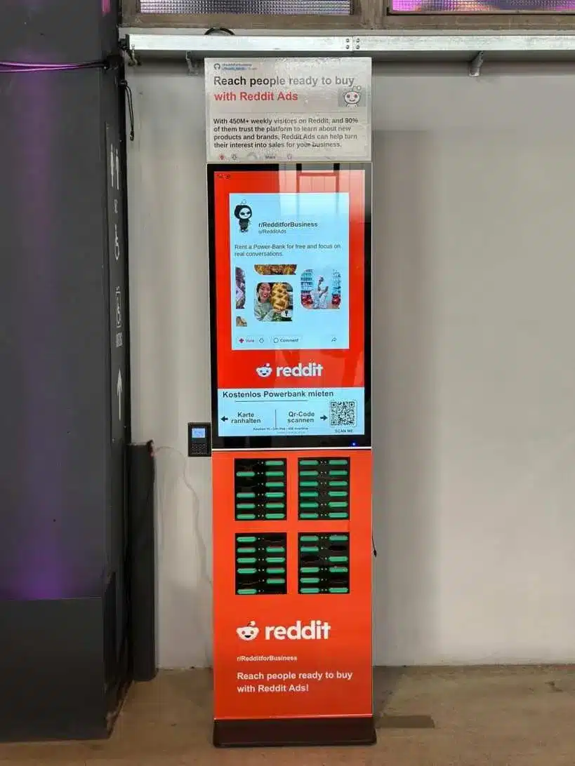 Rechargy Powerbank-Station mit Reddit Werbung