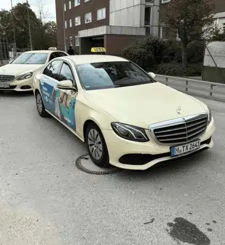 Taxi mit Condor Branding – Rechargy In-Car-Werbung