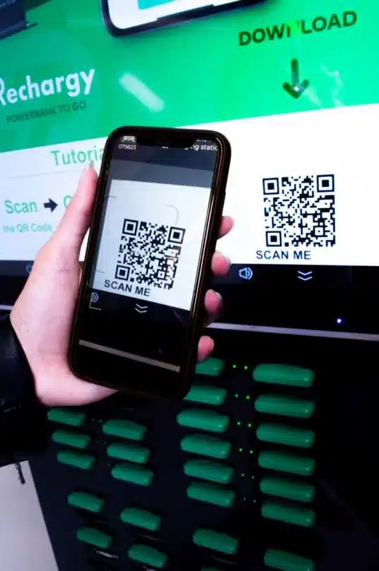 Handy scannt den QR-Code zum Powerbank-Mieten an der Rechargy Station