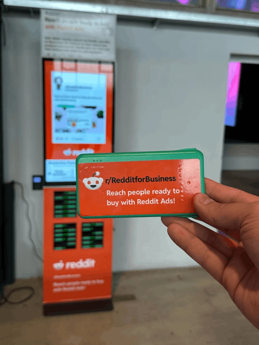 Reddit gebrandete Powerbank vor der Rechargy Station