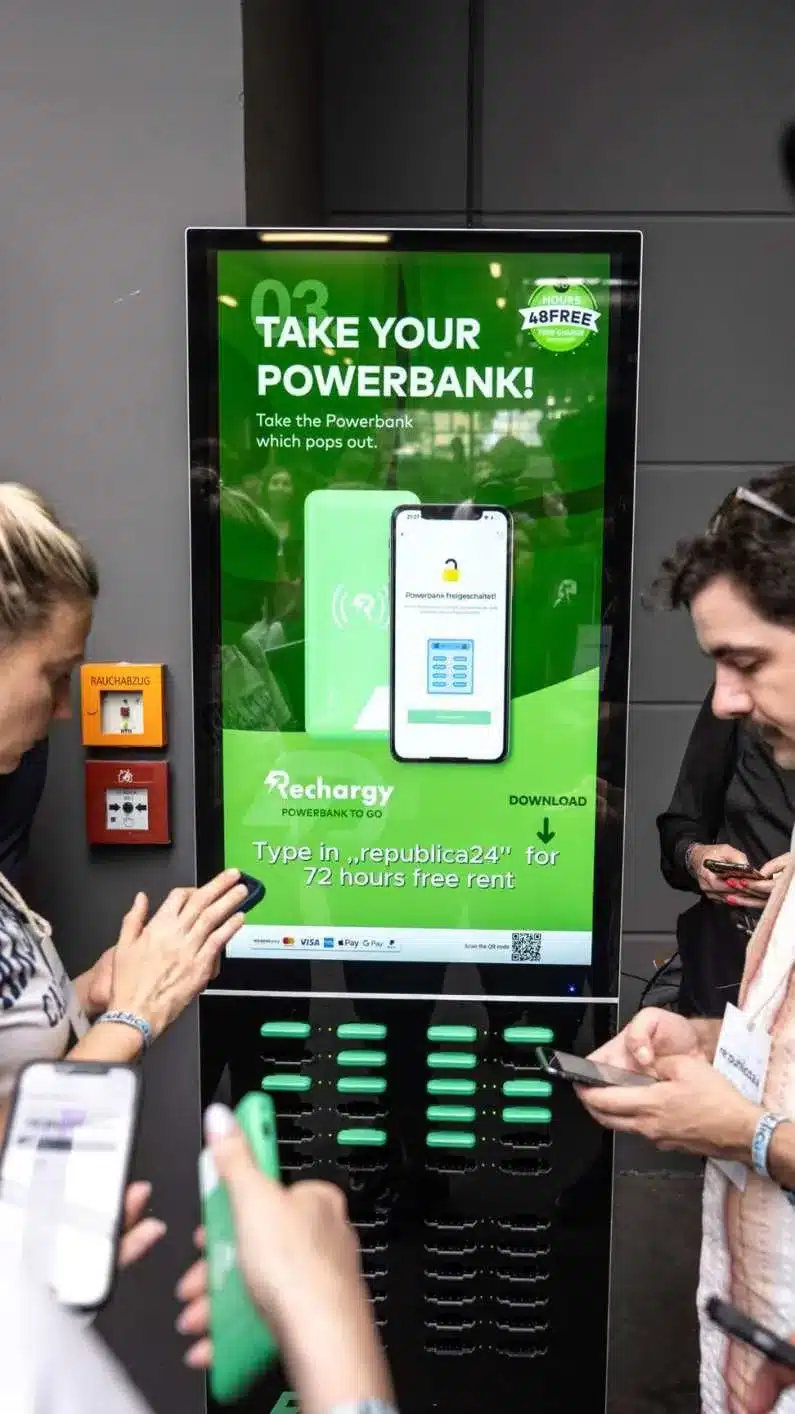 Besucher leihen eine Powerbank an der Rechargy Station