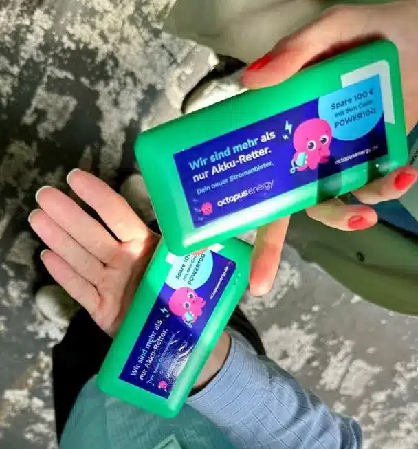 Octopus Energy gebrandete Powerbanks in der Hand
