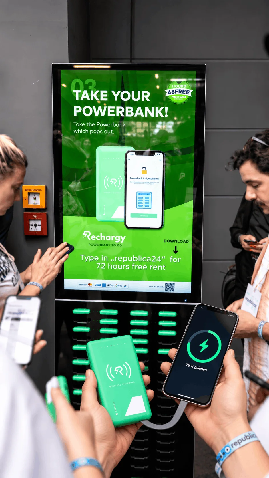 Powerbank an einer Rechargy-Station ausleihen und Handy laden