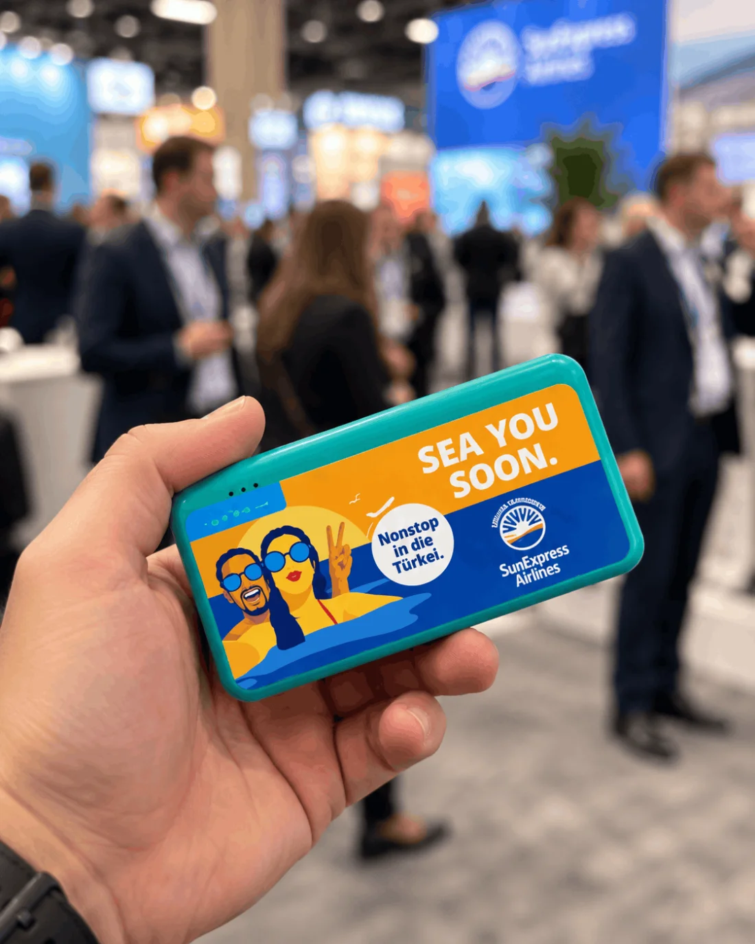 SunExpress gebrandete Powerbank in der Hand