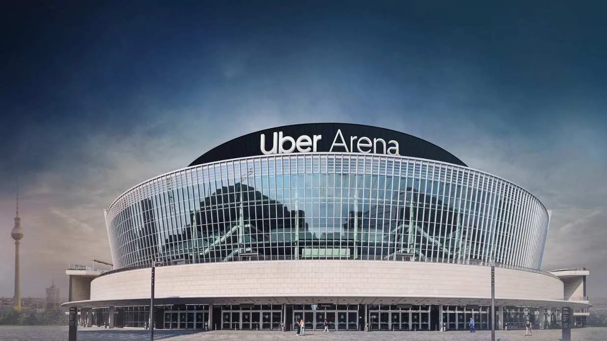 Uber Arena Berlin von außen in der Abenddämmerung