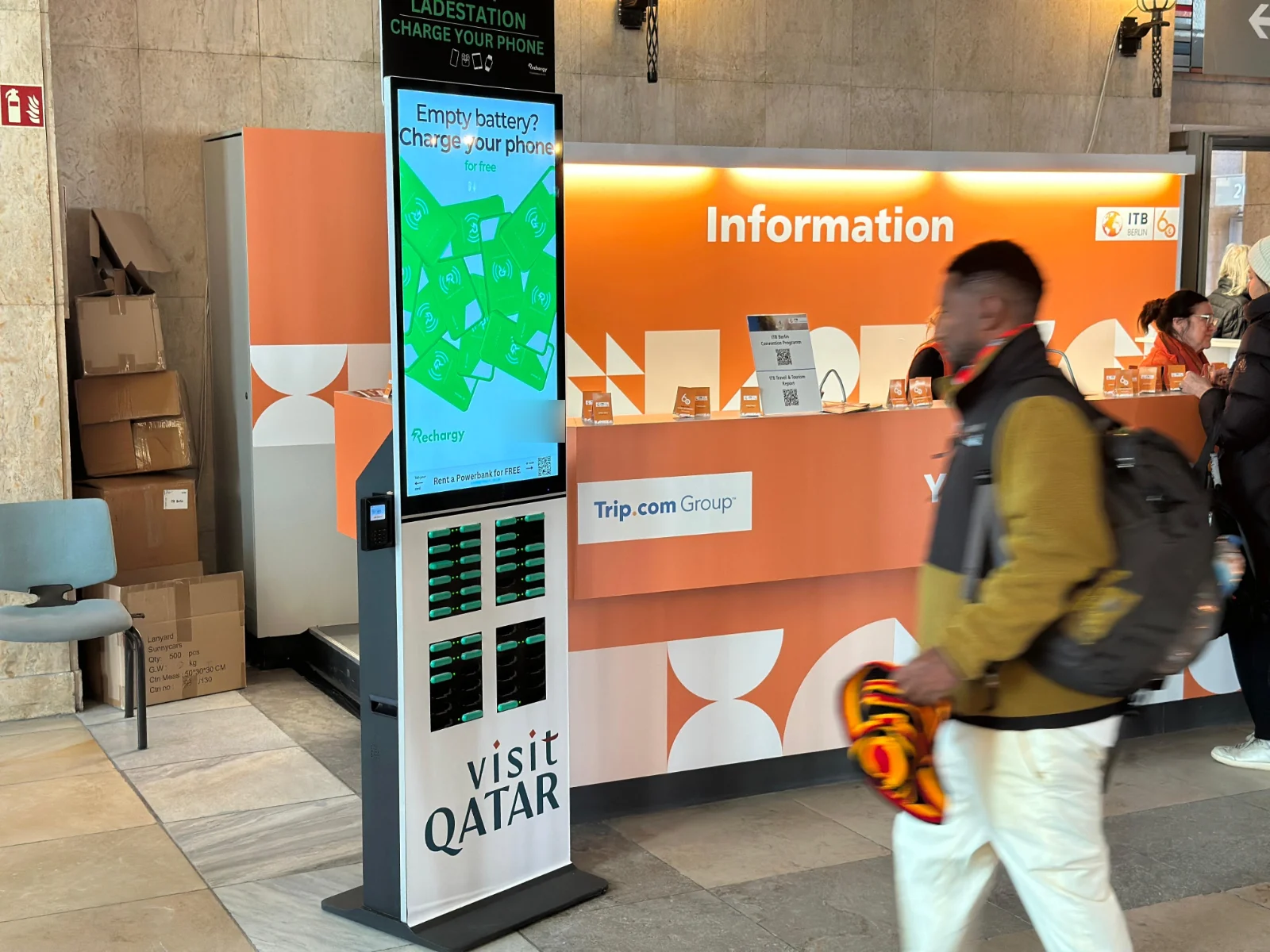 Visit Qatar gebrandete Rechargy Station am Infostand