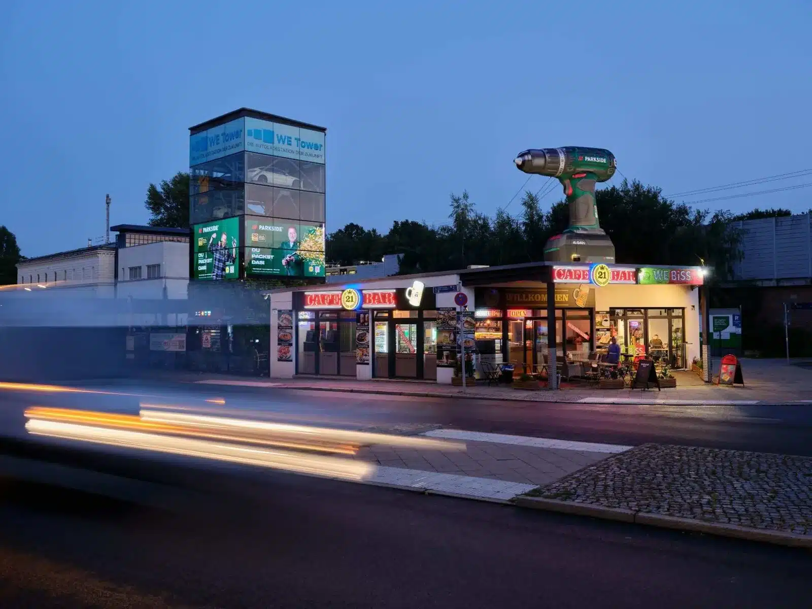 WeTower mit doppelseitigem LED-Screen an der Straße bei Nacht