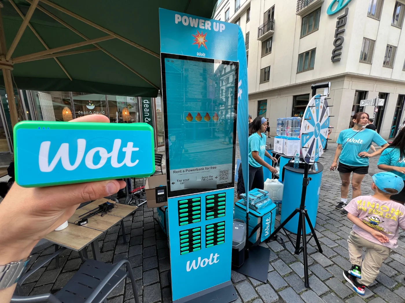 Wolt Powerbank am Pit Stop mit Rechargy Station