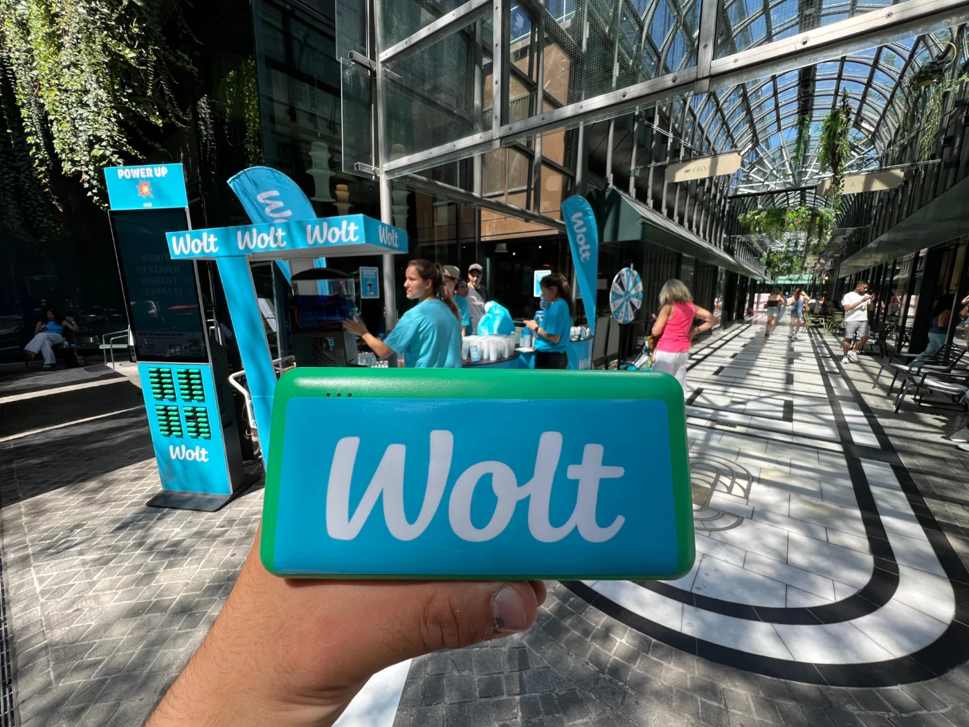 Wolt gebrandete Powerbank in einer Passage