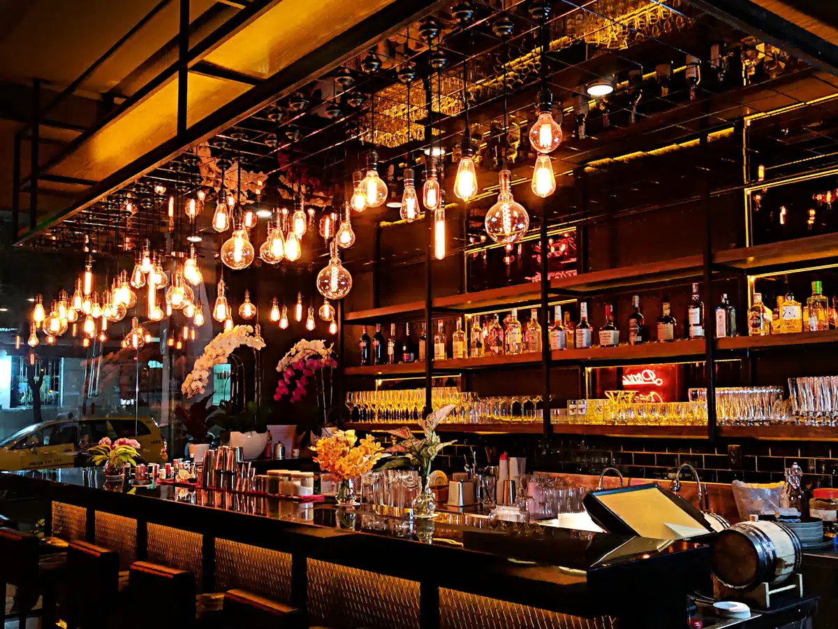 Bar mit beleuchteter Theke und Flaschenregal