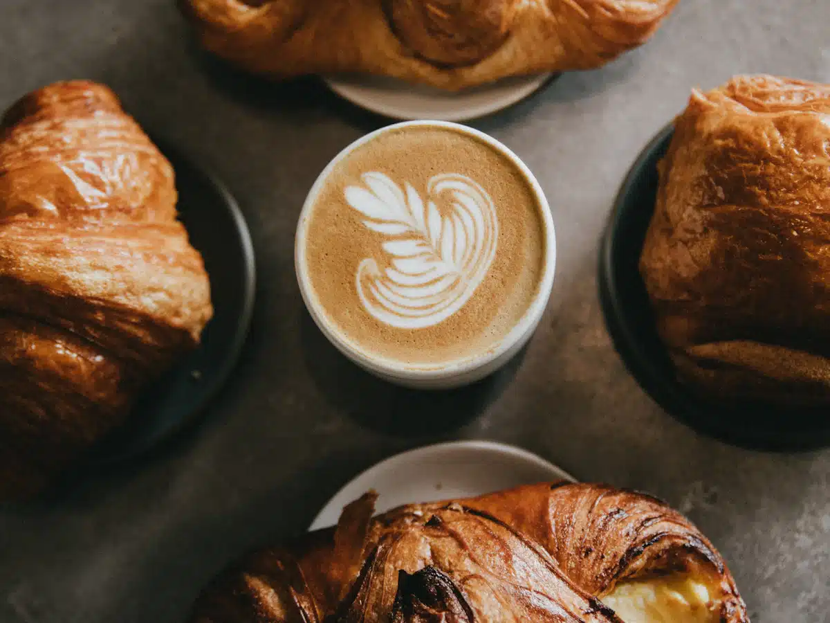 Kaffee mit Latte Art und frischem Gebäck