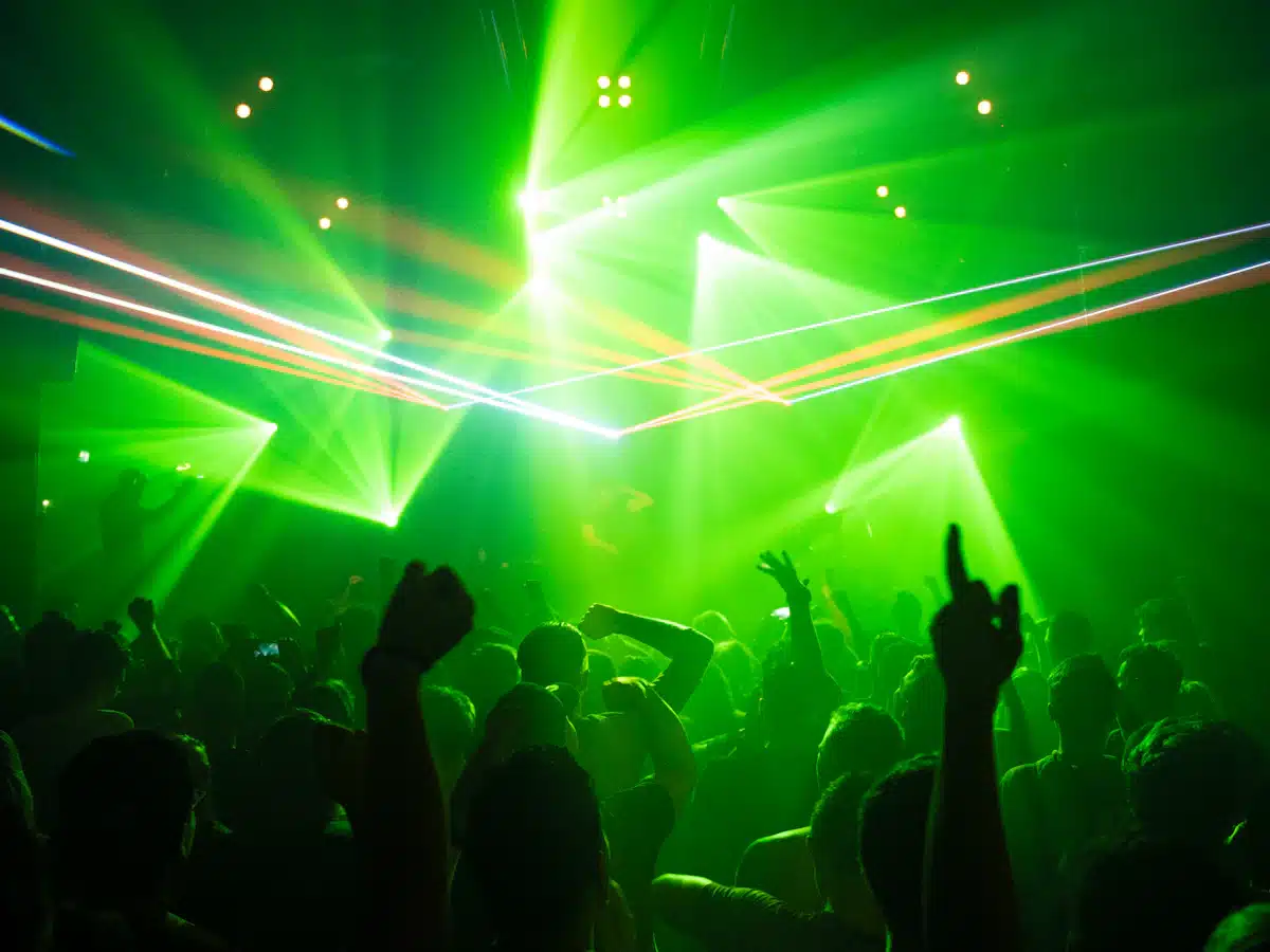 Tanzfläche im Club mit grünen Lichtern