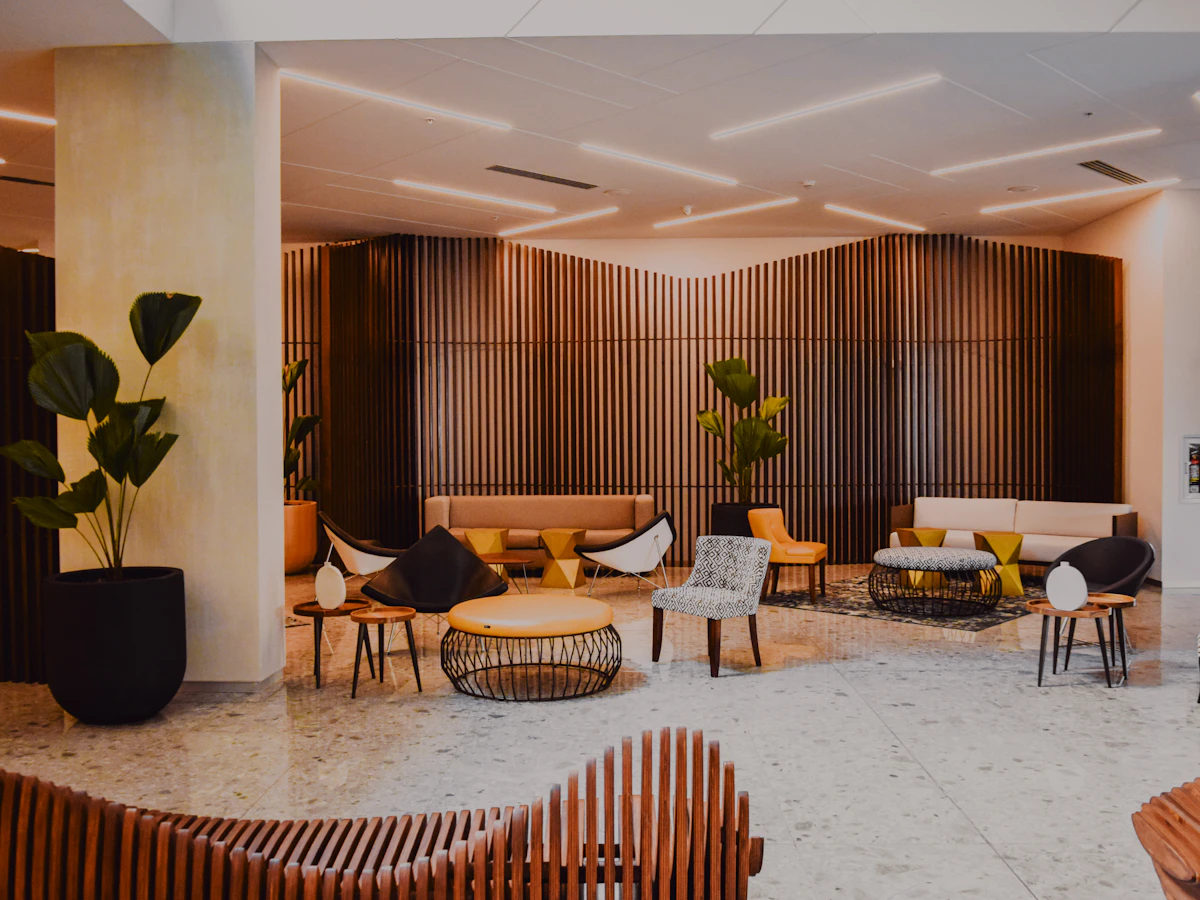 Hotel-Lobby – Powerbank-Stationen für Hotels