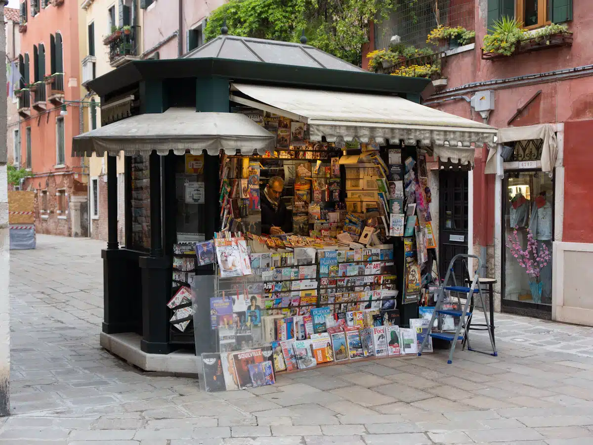 Kiosk mit Zeitschriften und Snacks