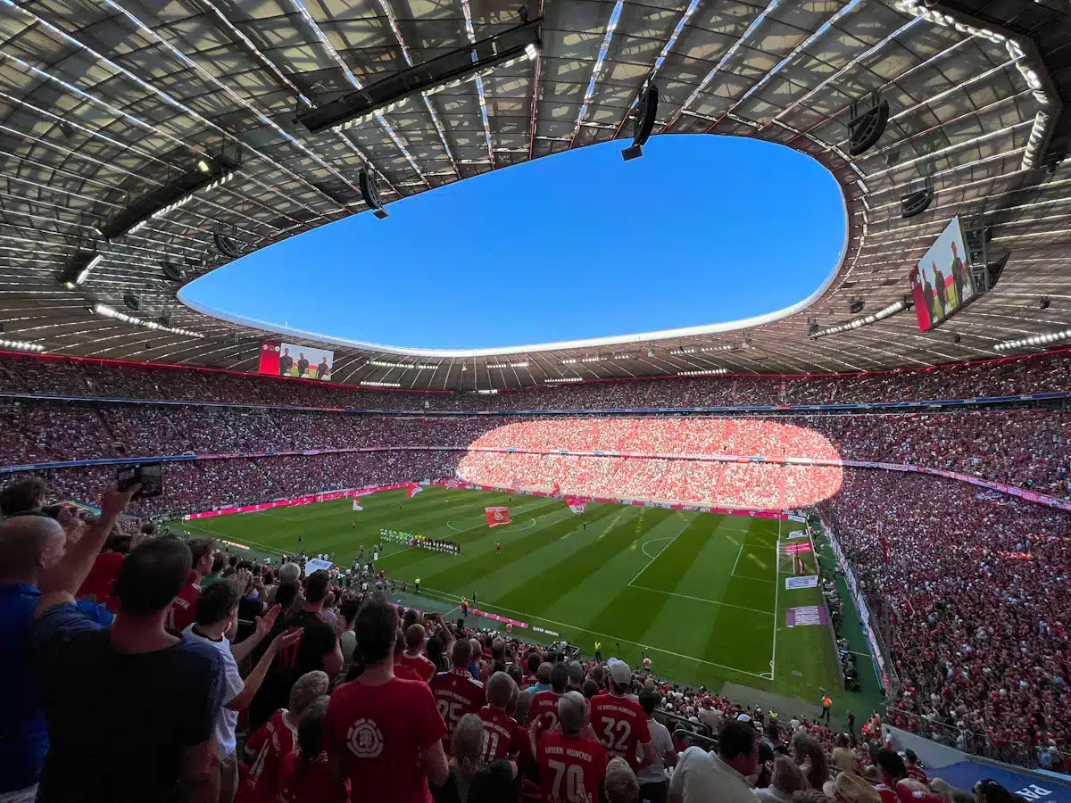 Volles Stadion mit Zuschauern